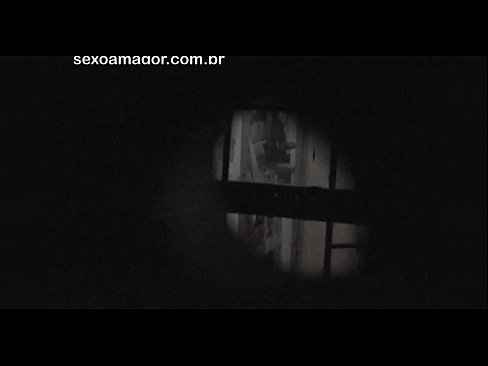 ❤️ Blondie, içi boş kərpiclərin arxasında gizlənmiş bir məhəllə voyeur tərəfindən gizli şəkildə videoya çəkilir Porn video pornoda az.dewporn.ru
