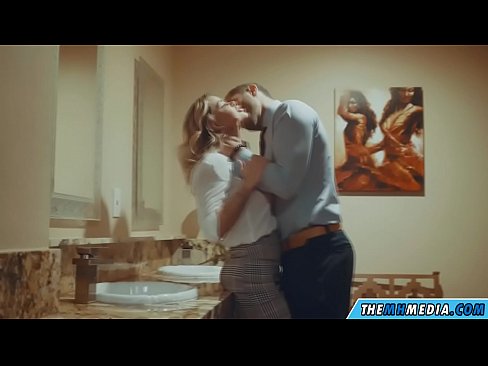 ❤️ Döşlü sarışın sizi ictimai tualetdə aldatdıqda Porn video pornoda az.dewporn.ru